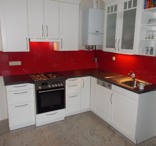 küchenzeile mit roten elementen